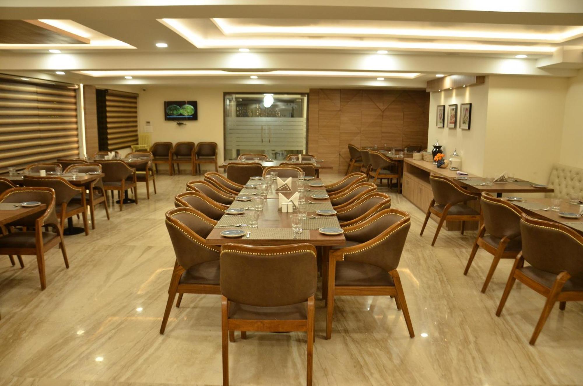 The Ved Mantra Hotel Gwalior Ngoại thất bức ảnh